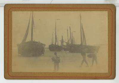 390016 Vissers bij vissersschuiten ophet strand, ca. 1890