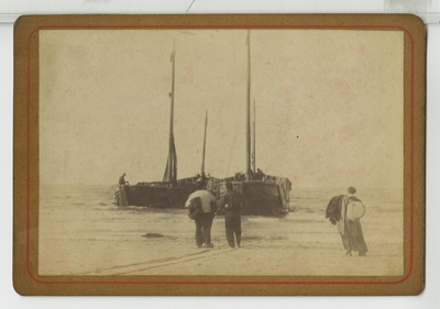 390017 Voorbereidingen voor het vertrek van twee vissersschuiten, ca. 1890