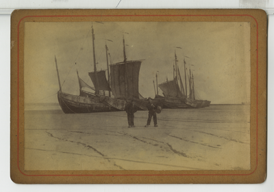 390018 Jonge vissers (laverijes) bij vissersschuiten op het strand, ca. 1890