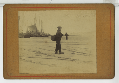 390019 Strandtafereel met jonge visser (lavertje), ca. 1890