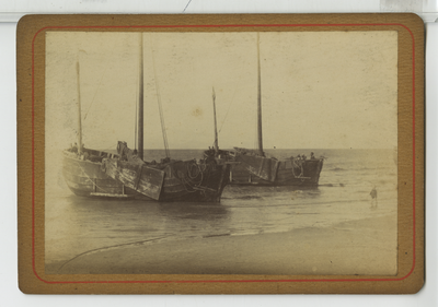 390020 Twee vissersschuiten gereed voor vertrek, ca. 1890
