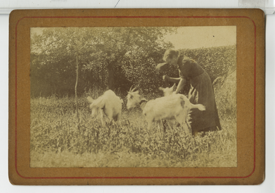 390070 Vrouw met getuierde geiten, ca. 1890