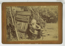 390071 Vrouw met huisdier voor een staldeur, ca. 1890
