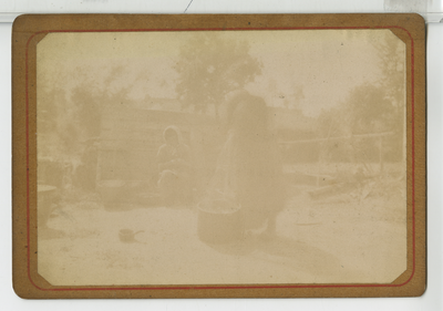 390086 Twee vrouwen op erf, ca. 1890