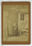 390090 Meisje met peuter in de deuropening van een lemen huis, ca. 1890