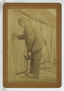 390096 Oude man voor een huisdeur, ca. 1890