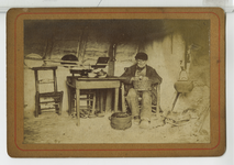 390107 Oude man zittend bij een open haardvuur, ca. 1890