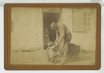 390128 Vader met peuter voor het huis, ca. 1890