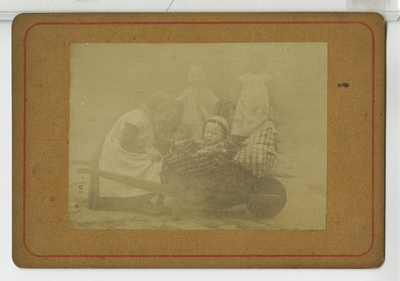 390130 Kinderen spelend met kruiwagen, ca. 1890