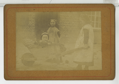390131 Kinderen spelend met kruiwagen, ca. 1890