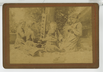 390139 Kinderen, zittend op een erf, ca. 1890
