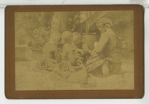 390140 Kinderen, zittend op een erfzijn, ca. 1890