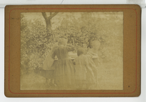 390141 Kinderen staande aan een tafel in de tuin, ca. 1890