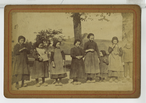 390144 Een groep kinderen voor een boom op een erf, ca. 1890