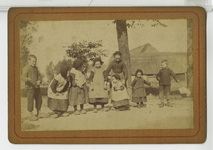 390145 Een groep kinderen voor een boom op een erf, ca. 1890