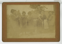 390146 Groep kinderen waarvan een met breiwerk, ca. 1890