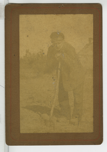 390169 Oude man leunend op riek, ca. 1890