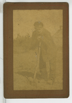 390169 Oude man leunend op riek, ca. 1890