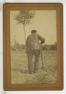 390170 Boer leunend op een riek, ca. 1890