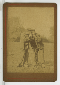 390171 Twee boeren op het veld die een pijp opsteken, ca. 1890