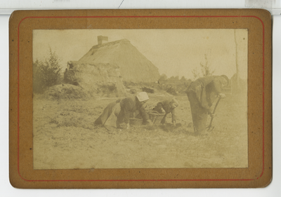 390172 Een familie tijdens het aardappelen rooien voor een boerderij, ca. 1890