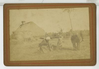 390173 Een familie tijdens het aardappelen rooien voor een boerderij, ca. 1890