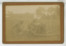 390178 Twee aardappel rooiende vrouwen en een kind bij een kruiwagen, ca. 1890
