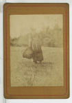 390185 Vrouw met een mand in het veld, ca. 1890
