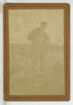390225 Een man staande in het open veld, ca. 1890