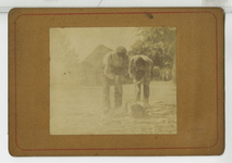 390190 Twee mannen die een boom kantrechten, ca. 1890