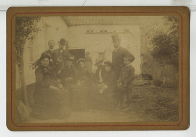 390218 Welgestelde familie op erf, ca. 1890