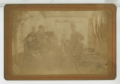 390219 Welgestelde familie op erf, ca. 1890