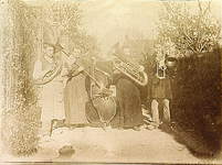 5694 Familie Van Bergeijk met muziekinstrumenten [bas, trombone, tuba], ca. 1900