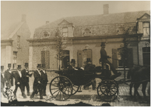 221192 Genodigden (in paard en koets) op weg naar Gemeentehuis Stratum, Stratumsedijk, 06-09-1898