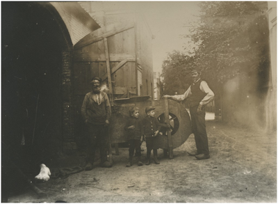 221195 Landbouwmachine voor boerderij, Elzentlaan: boerderij van V.D. Hurk, 1895 - 1905