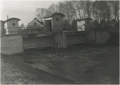 954 Een sluis in het stroomgebied van de Dommel met in het midden de sluismeester, 27-10-1941