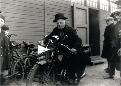 1744 Janus Vlemmings zittend op vermoedelijk een Gillet motorfiets, model Tour du Monde , 04-1928