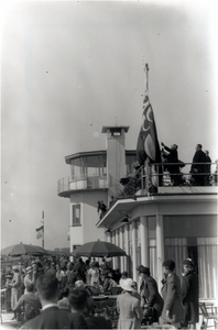 2321 De officiële opening van het luchthavengebouw op vliegveld Welschap; de Eindhovense vlag wordt gehesen, 11-05-1935