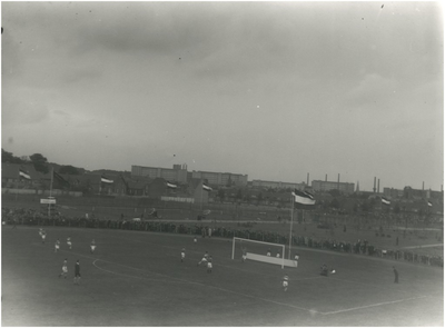 2337 Het spelen van de voetbalwedstrijd Nederland - Zwitserland (?) ter gelegenheid van de opening van het ...