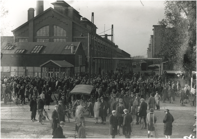 2474 Het uitgaan van de Philips glasfabriek aan de Glaslaan, ca. 1930