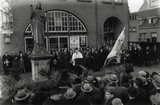 2477 Het 35-jarig jubileum van de Rooms Katholieke Werklieden Vereniging: een toespraak voor het gebouw Roomsch Leven, ...