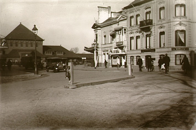 2479 Stationsplein, gezien richting stationsgebouw: met op de voorgrond een 'noodvluchtheuvel', ca. 1930