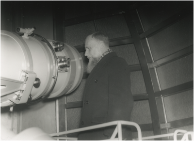 2721 Prof.dr. J. R. Slotemaker de Bruine: minister van Onderwijs, Kunsten en Wetenschap bekijkt de telescoop, 08-01-1938