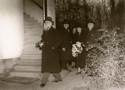 2722 De genodigden o.a. minister Prof. Dr. J. R. Slotemaker de Bruine betreden het observatorium, 08-01-1938