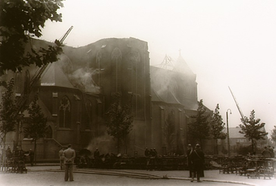 2733 Brand in de St. Trudokerk: het nablussen door de brandweer. Op de voorgrond het kerkmeubilair op het St. ...
