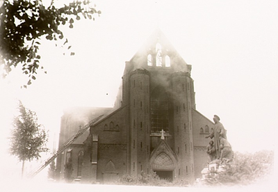 2734 Brand in de St. Trudokerk met op de voorgrond het Heilig Hartbeeld, 29-06-1936
