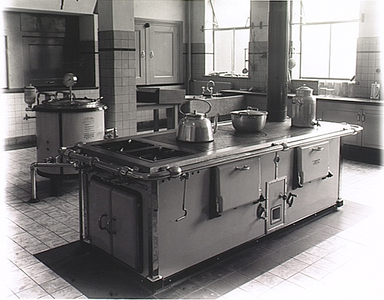 4182 De keuken van klooster Mariënhage: met een kookkachel en een wasmachine, 07-09-1936