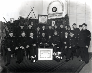 4184 Leden van het Eindhovense Brandweercorps ter gelegenheid van het 25-jarig jubileum van dhr. P.C. van der Braken, ...