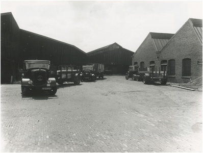 4190 Houthandel Hardenbroek & Langenhuizen aan de Tongelresestraat met vrachtwagens op het terrein, 21-07-1936