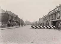 4428 De Frederiklaan met een afgezet boerenkoolveld midden in de straat. Links de concertzaal van J. Wijnhoven, rechts ...